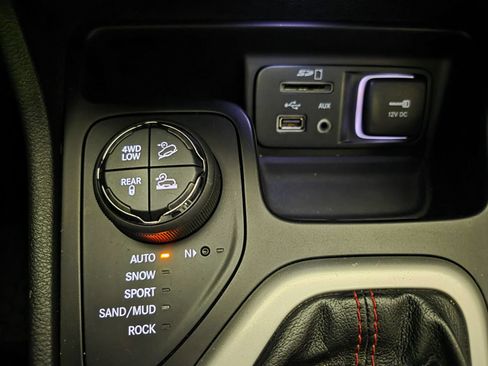Used 2015 Jeep Cherokee Trailhawk w/ Comfort/Convenience Group AWD/4WD image 18
