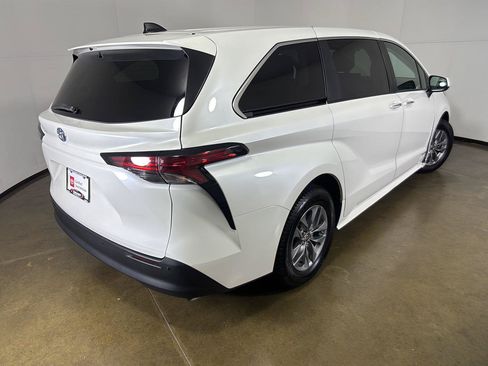 Used 2021 Toyota Sienna XLE FWD image 10