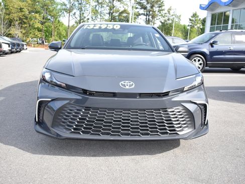 Used 2025 Toyota Camry SE image 4