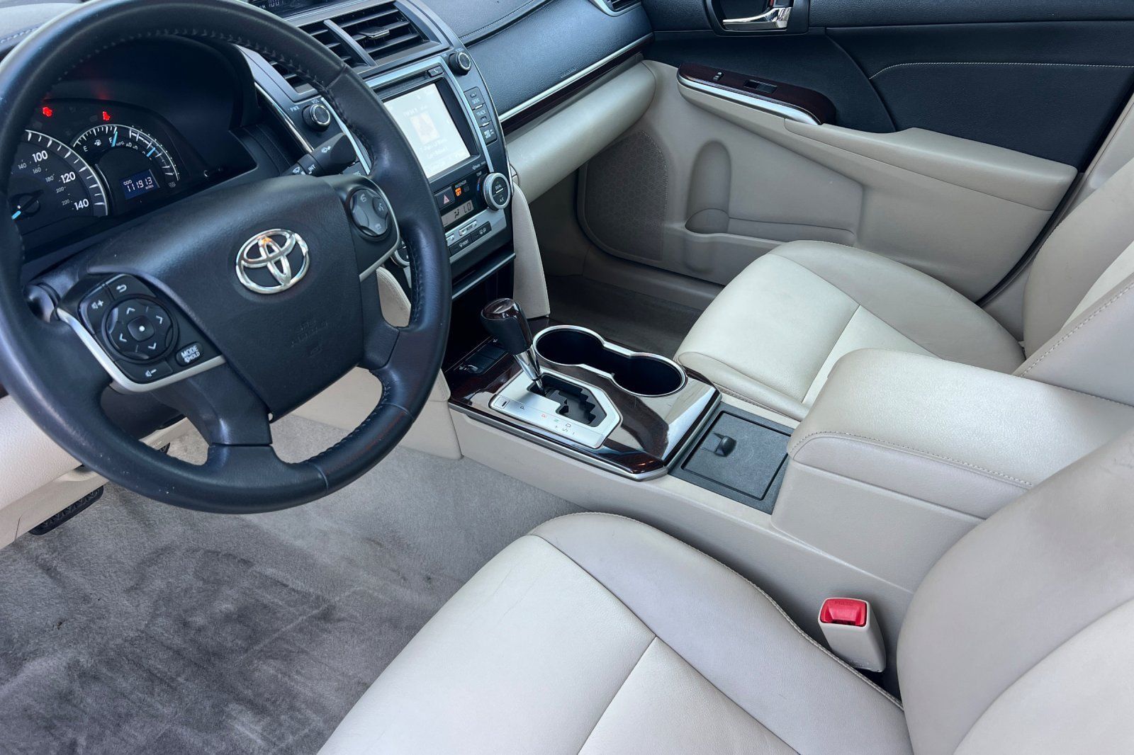 Used 2014 Toyota Camry XLE w/ Leather Package FWD image 9