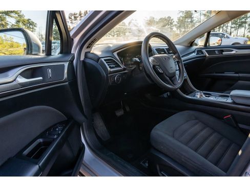 Used 2017 Ford Fusion SE image 10