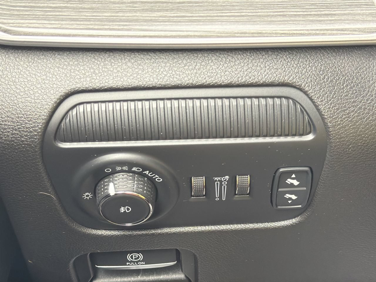 Used 2024 Jeep Wagoneer L Series II w/ Flexible Seating Group AWD/4WD image 28
