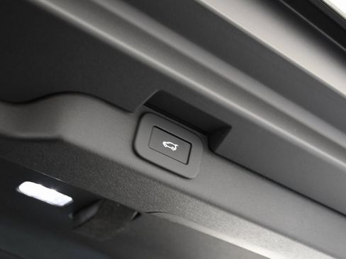 Used 2025 Land Rover Discovery Dynamic SE image 24