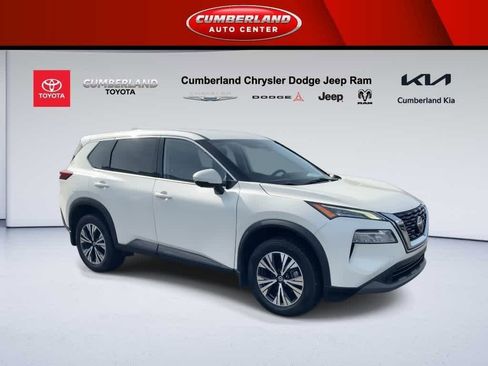 Used 2021 Nissan Rogue SV image 2