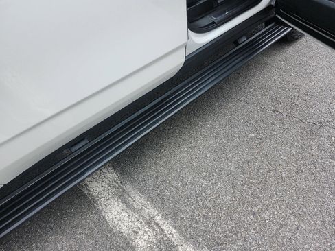 Used 2024 GMC Yukon XL AT4 w/ AT4 Premium Plus Package AWD/4WD image 7