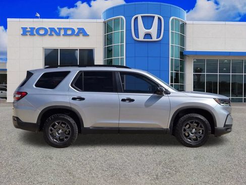 Used 2025 Honda Pilot TrailSport image 2