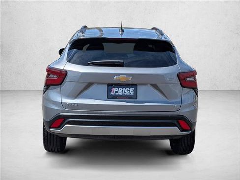 Used 2025 Chevrolet Trax LT FWD image 7