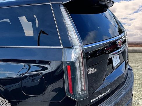 Used 2025 Cadillac Escalade Premium Luxury AWD/4WD image 23