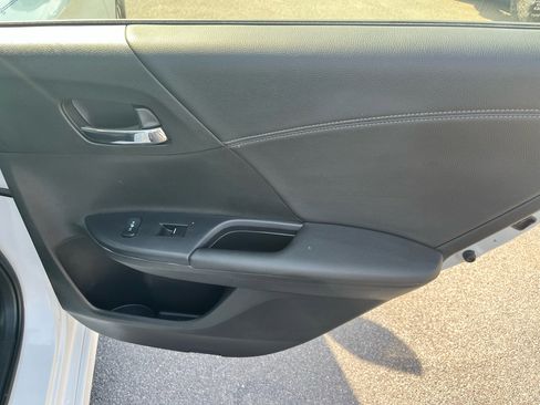 Used 2017 Honda Accord Touring image 17