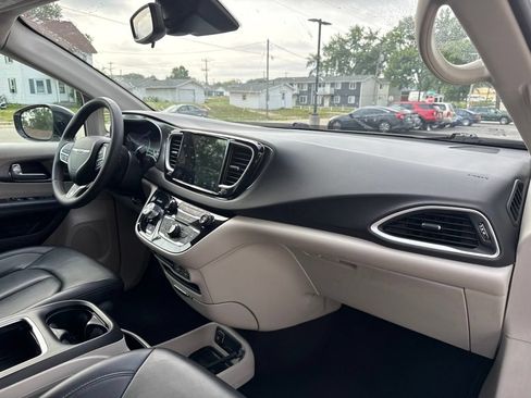 Used 2024 Chrysler Pacifica Touring-L FWD image 30