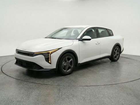 Used 2025 Kia K4 LXS image 3