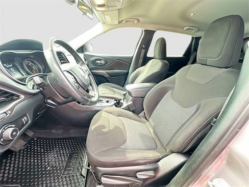 Used 2019 Jeep Cherokee Latitude w/ Cold Weather Group image 19