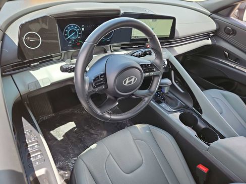 Certified 2025 Hyundai Elantra Limited FWD image 10