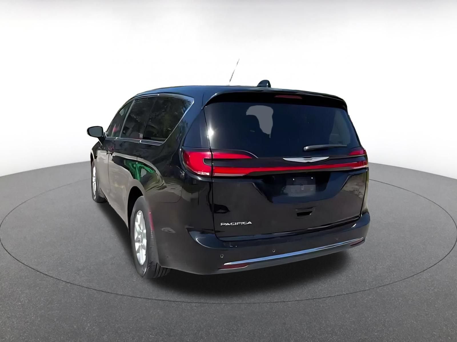 Used 2024 Chrysler Pacifica Touring-L FWD image 10
