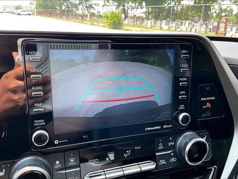Used 2022 Toyota Highlander XLE FWD image 20