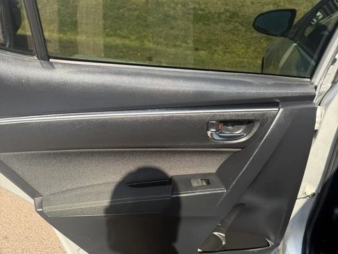 Used 2019 Toyota Corolla LE w/ Carpet Mat Package (TMS) FWD image 11