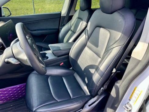 Used 2022 Tesla Model Y Long Range image 12