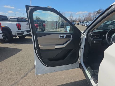 Used 2022 Ford Explorer XLT w/ Equipment Group 202A image 12