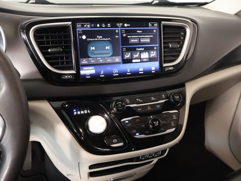Used 2023 Chrysler Pacifica Touring-L FWD image 5