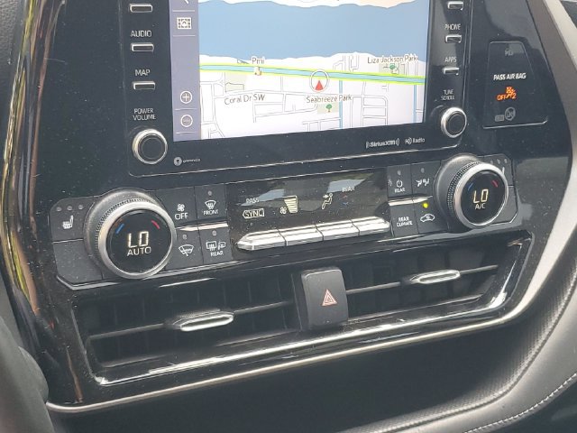 Used 2020 Toyota Highlander XLE FWD image 17