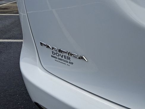Certified 2022 Chrysler Pacifica Touring-L image 24