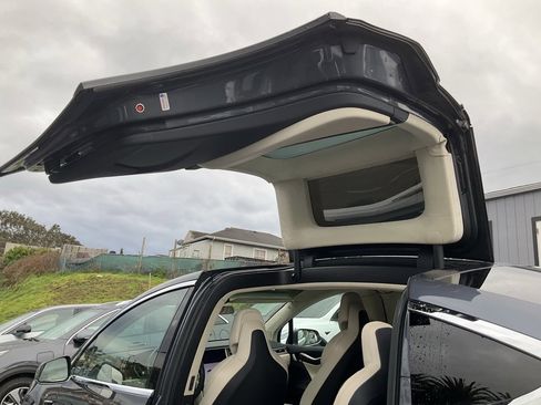 Used 2017 Tesla Model X 75D image 32