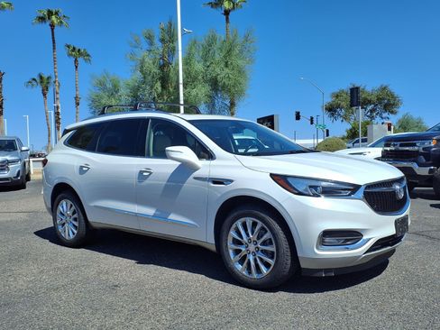Used 2021 Buick Enclave Essence w/ Sound and Sites Package AWD/4WD image 3