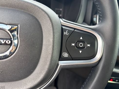 Used 2019 Volvo XC60 T5 Momentum w/ Premium Package AWD/4WD image 16