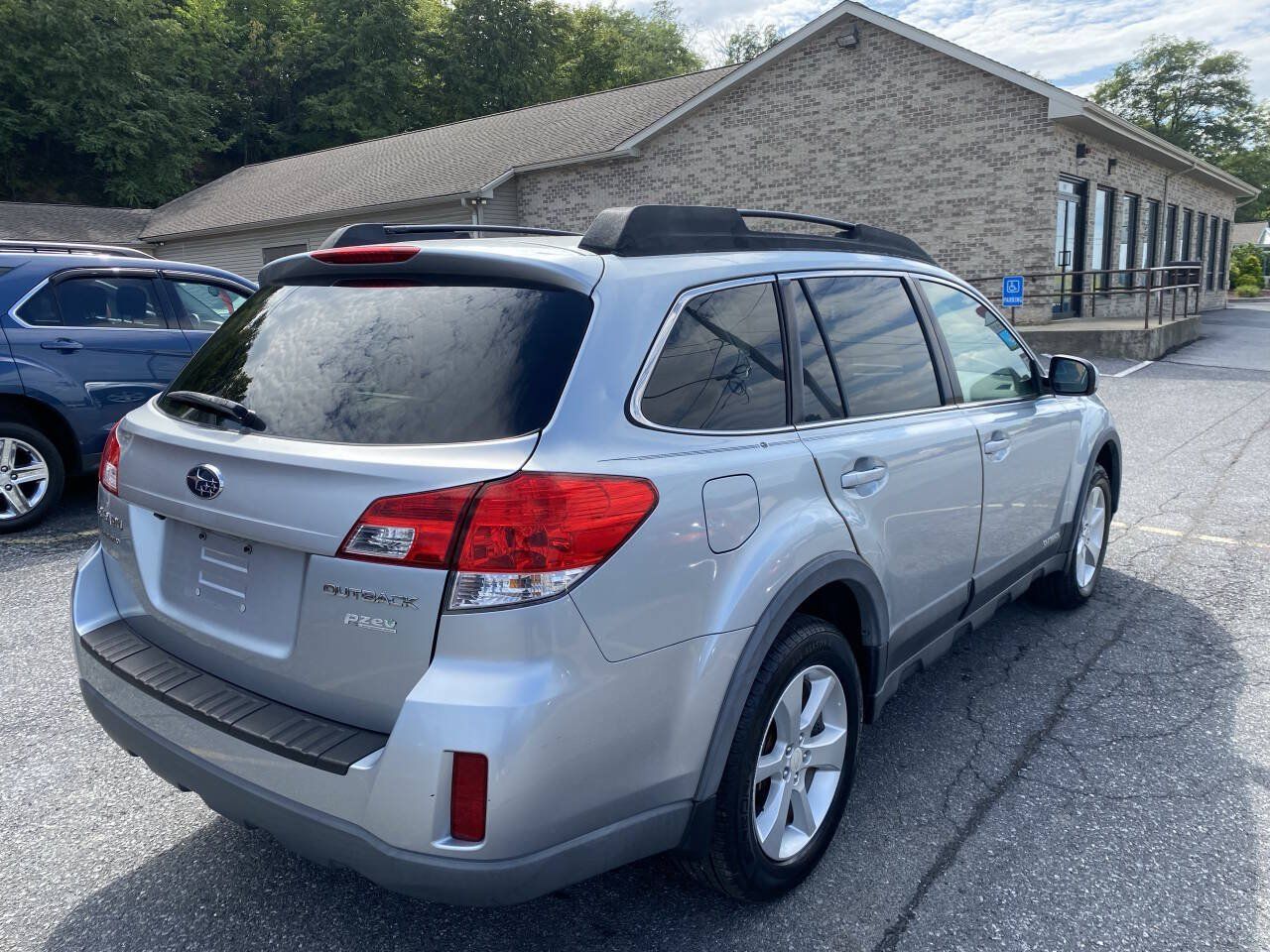 Used 2013 Subaru Outback 2.5i Premium AWD/4WD image 5