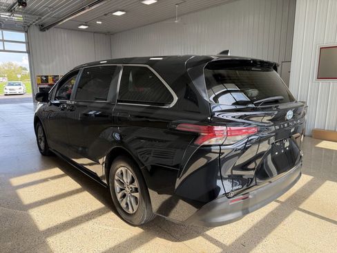 Used 2022 Toyota Sienna LE AWD/4WD image 3