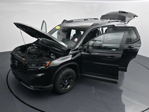 Used 2025 Honda Pilot TrailSport image 36