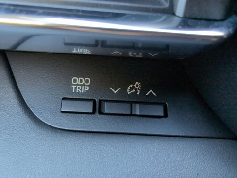 Used 2023 Toyota Highlander Limited FWD image 39