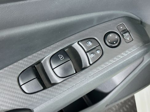 Used 2025 Nissan Altima 2.5 SV FWD image 15