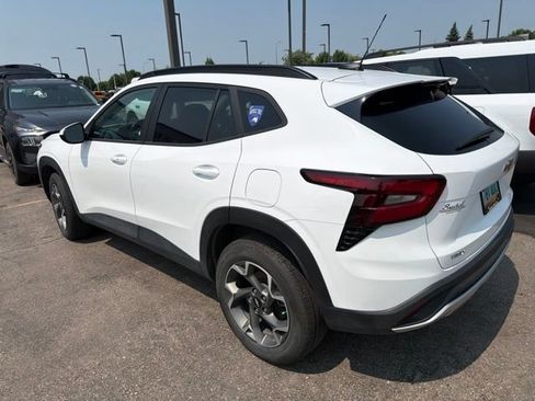 Used 2025 Chevrolet Trax LT w/ LT Convenience Package FWD image 4