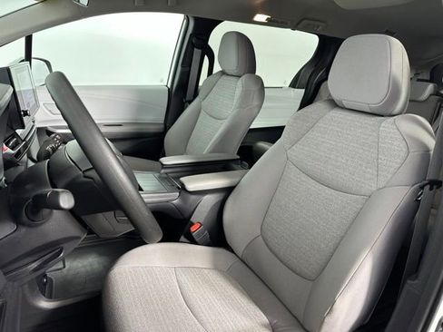 Used 2025 Toyota Sienna LE AWD/4WD image 13