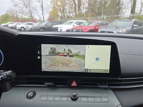 New 2025 Hyundai Elantra Limited image 17