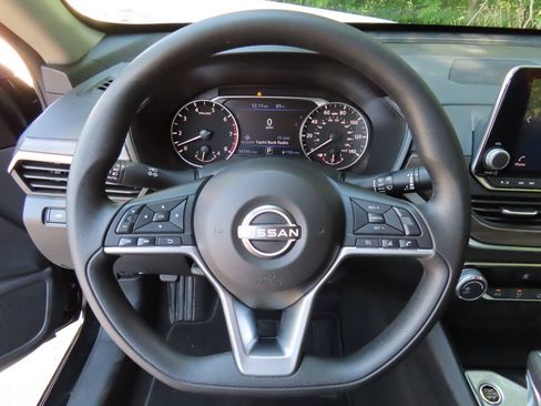 Used 2025 Nissan Altima 2.5 SV FWD image 11