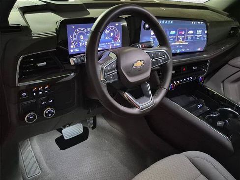 Used 2025 Chevrolet Suburban LS RWD image 11