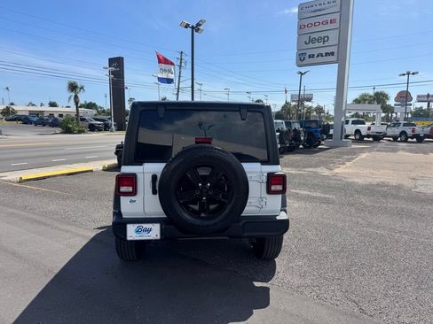Used 2022 Jeep Wrangler Unlimited Sport AWD/4WD image 3