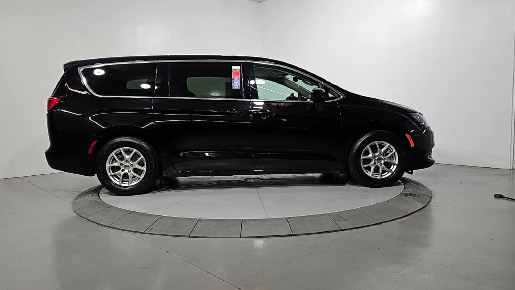 Used 2024 Chrysler Voyager LX FWD image 7