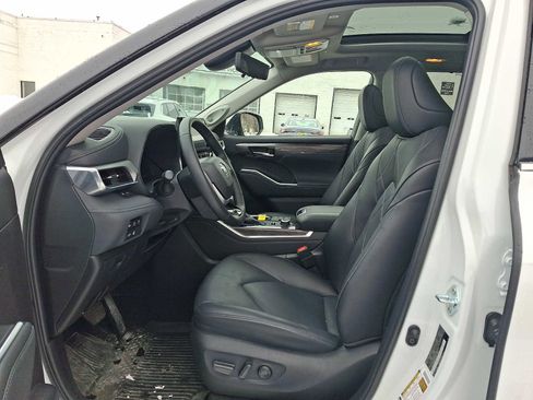 Used 2024 Toyota Highlander Platinum image 13