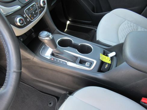 Used 2018 Chevrolet Equinox LT FWD image 18