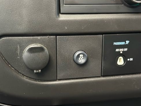 Used 2017 Chevrolet Express 2500 image 18