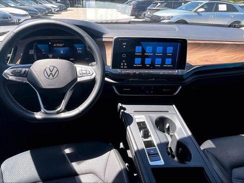 Certified 2024 Volkswagen Atlas SE image 3