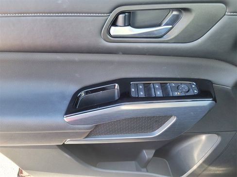 Used 2025 Nissan Pathfinder SL image 24