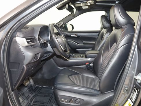 Used 2023 Toyota Highlander XSE image 12