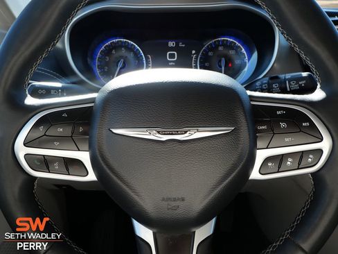 Used 2024 Chrysler Pacifica Touring-L image 17