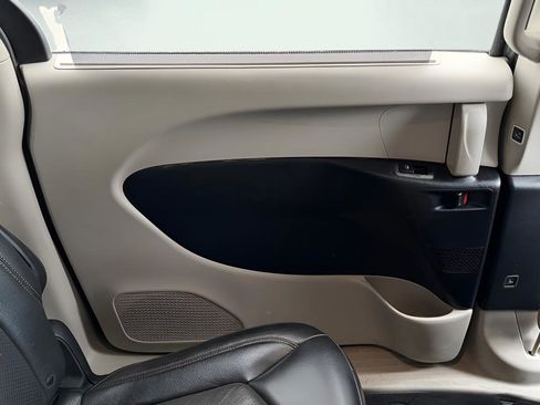 Used 2019 Chrysler Pacifica Touring-L image 20