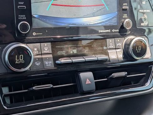 Used 2020 Toyota Highlander XLE FWD image 17