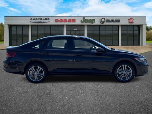 Used 2024 Volkswagen Jetta SE FWD image 3